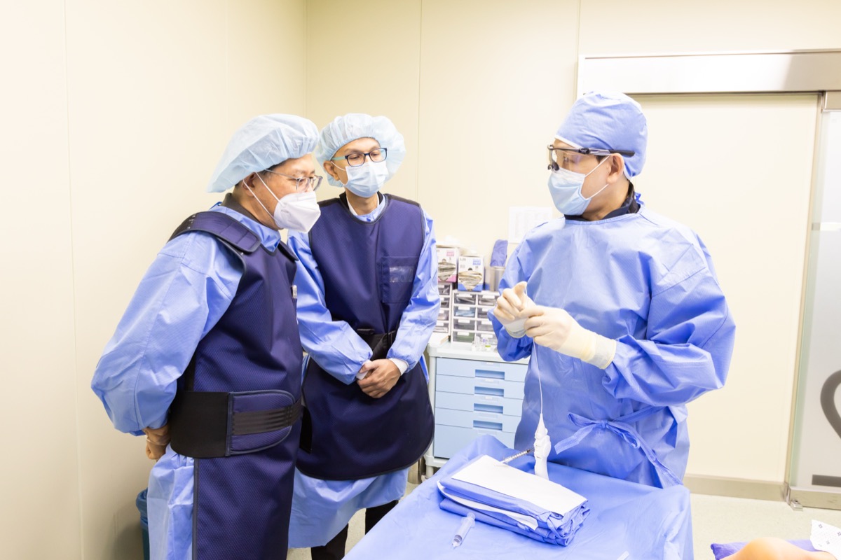 시술 전 보호 가운을 입고 준비 중인 의료진